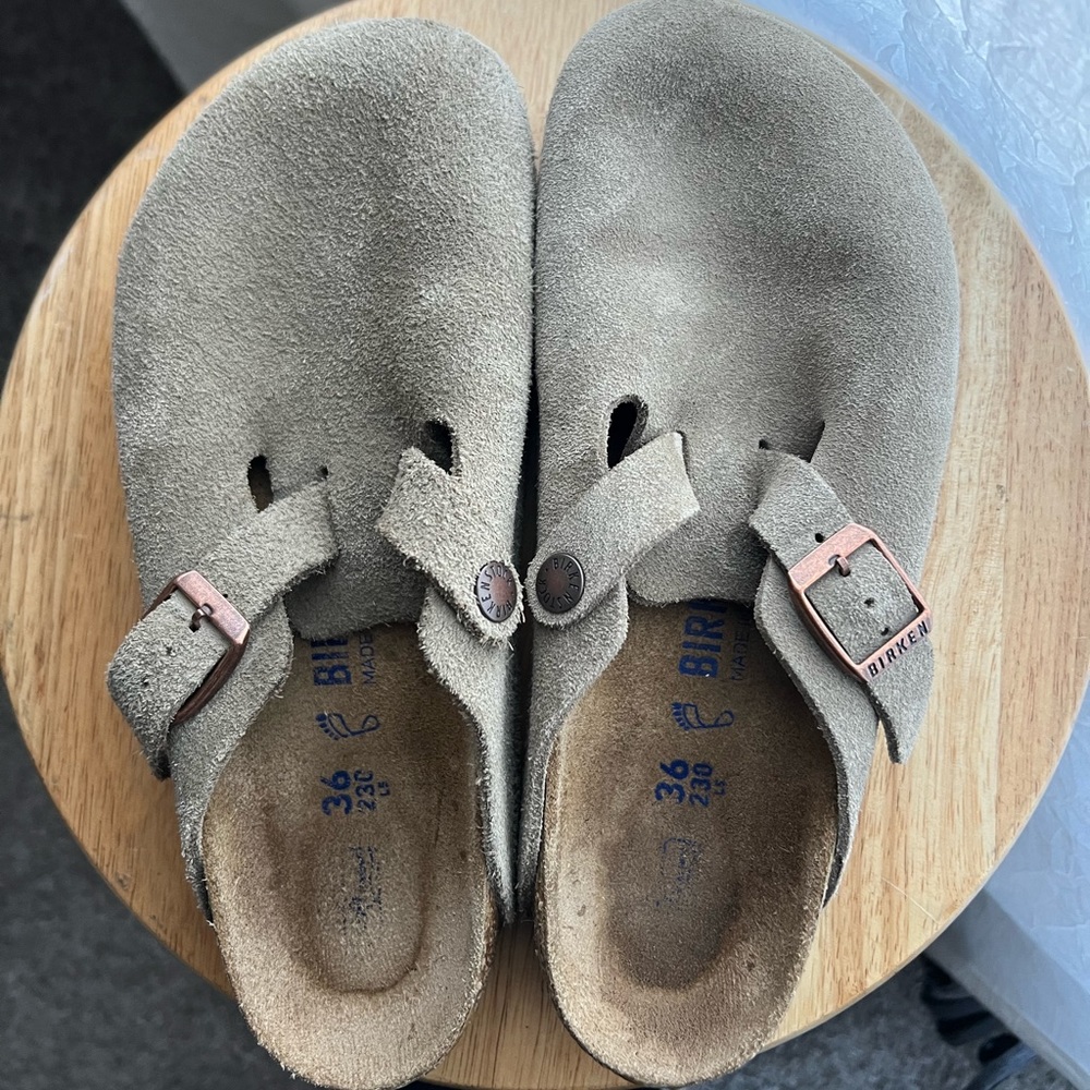 The classic Birkenstock Boston clog in taupe! Size is women’s 6.